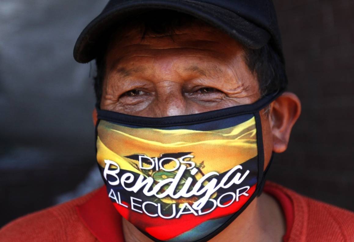 "God bless Ecuador" står det på masken til en markedshandler i Quito - Ecuador har stengt grensene og erklært krise under koronapandemien 19.03.20 Foto Juan Diego Montenegro/ Dpa